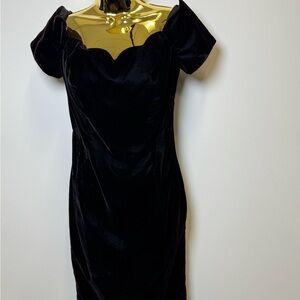 Jarrod’s Dark Burgundy/ Wine Velvet Scallop Neck Dress Size 6 Vintage Cocktail